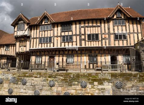 Medieval courtyard hi-res stock photography and images - Alamy