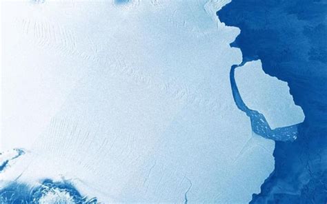 Shipping risk: 315 billion-tonne iceberg breaks off Antarctica | RNZ News