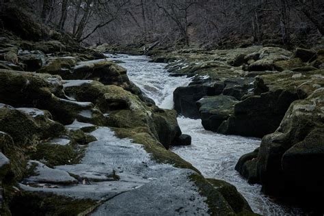 Six Feet Across and Full of Peril: England’s Killer Creek - The New York Times