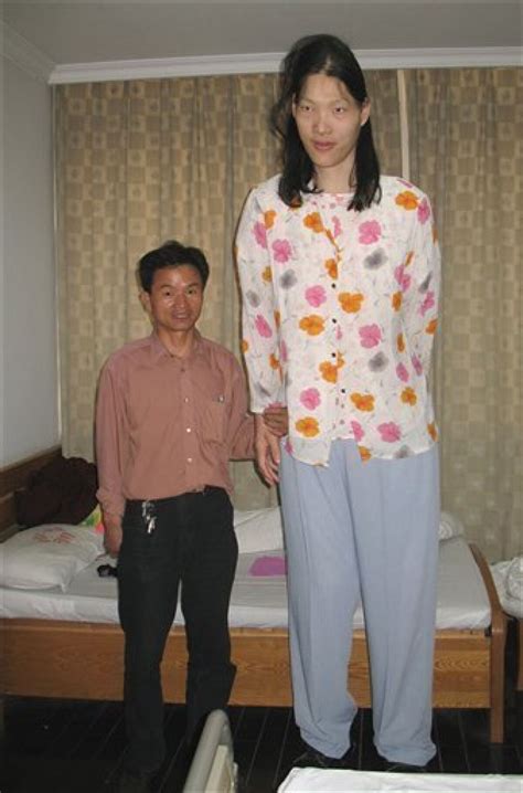 World's tallest woman dies in China at age 39 - The San Diego Union-Tribune