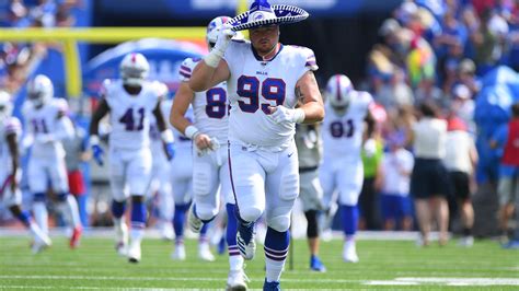 Buffalo Bills' Harrison Phillips honors Pancho Billa with sombrero