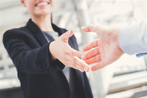 Shaky Business: How Handshakes Win Negotiations - HBS Working Knowledge