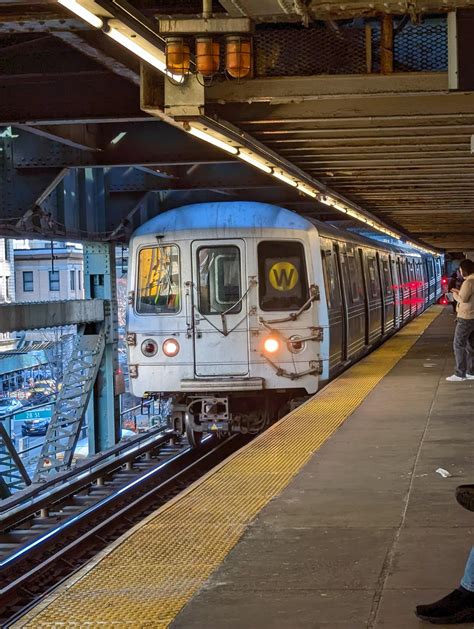 A downtown "W" train arrives into Queensboro Plaza station : r/nycrail