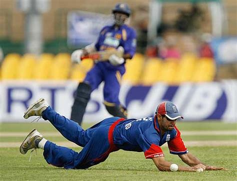 Owais Shah dives in the covers | ESPNcricinfo.com