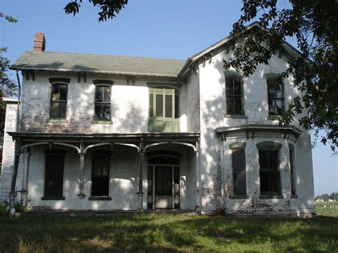 This is an abandoned farmhouse in Shiloh, Illinois that is supposedly ...