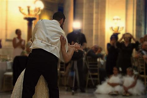 people, couple, bride, groom, dancing, wedding, party, crowd, audience, reception, hall | Pikist