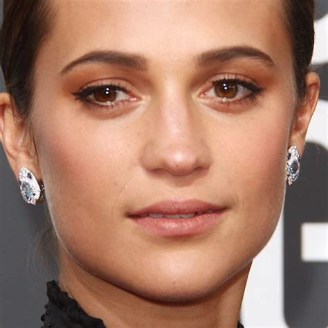 Alicia Vikander Makeup: Black Eyeshadow, Brown Eyeshadow & Nude ...