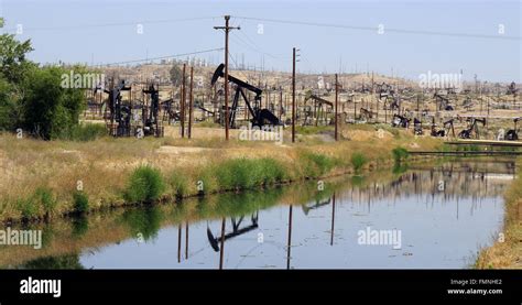 Oil fields of Kern County Stock Photo - Alamy