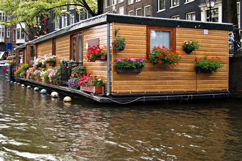 50 Floating Home Ideas from Around the World (Photos)