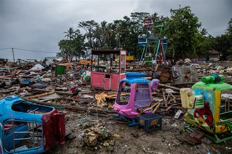 Photos From the Indonesia Tsunami: Searching for Loved Ones, Assessing the Damage - The New York ...