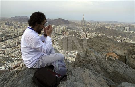 Muslim pilgrims climb the Jabal al-Nour to visit Hira Cave - Anadolu Ajansı