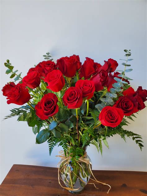 Classic long stem red roses in Los Angeles, CA | Floral Art By Mia