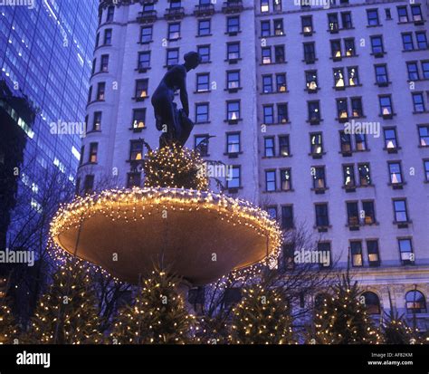 CHRISTMAS TREES PULITZER FOUNTAIN PLAZA HOTEL MANHATTAN NEW YORK Stock Photo: 13862023 - Alamy