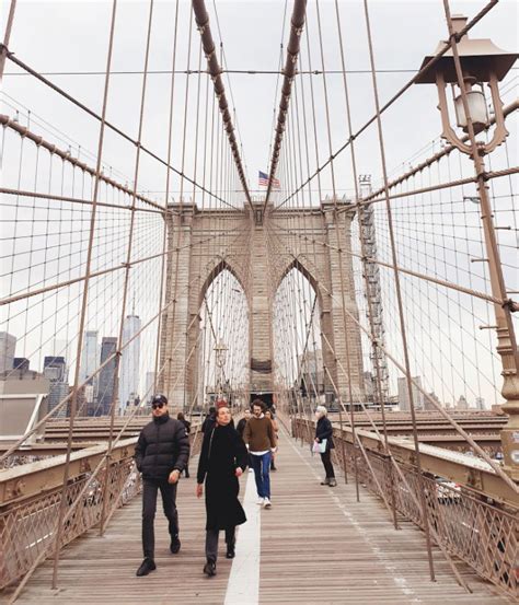 Gente caminando por la pasarela peatonal del Puente de Brooklyn - Foto ...