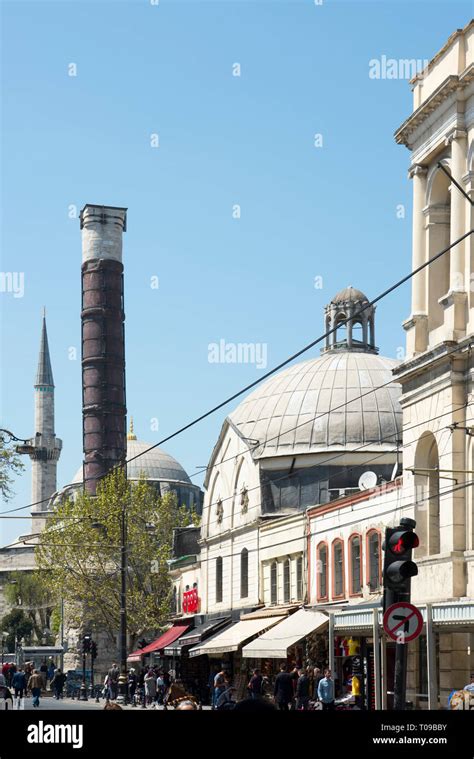 Türkei, Istanbul, Divan Yolu, Cemberlitas-Hamam und die Konstantinsäule Stock Photo - Alamy