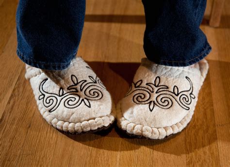 ComfortHacks Best Slippers for Sweaty or Smelly Feet » ComfortHacks