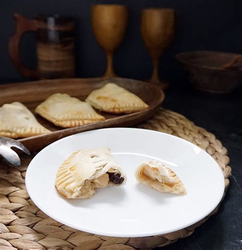 Rustic honeyed chicken hand pies (a Game of Thrones party recipe!) | Bijoux & Bits