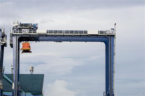 Giant Quay Crane on the port yard 3305620 Stock Photo at Vecteezy