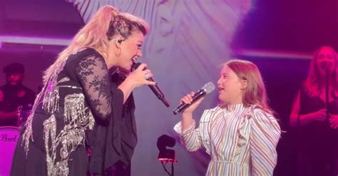 Kelly Clarkson And Daughter Light Up Vegas With A Heartfelt Duet ...