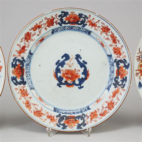 Three Chinese imari porcelain plates, Qing dynasty, 18th century. - Bukowskis