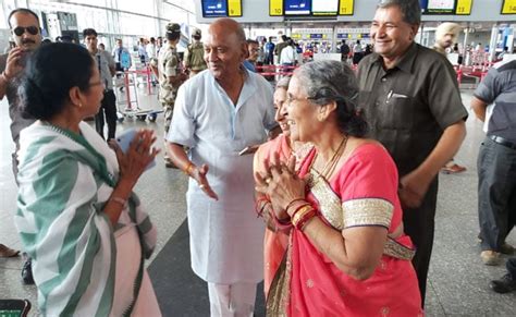 Mamata Banerjee Runs Into PM Narendra Modi's Wife Jashodaben Before ...