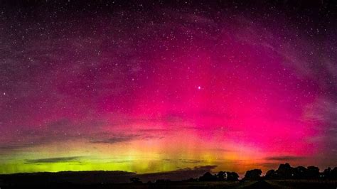 A timelapse captures the Aurora Australis from Tantanoola. - ABC News