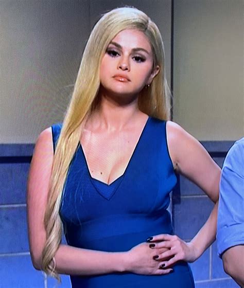 ana | FAN ACCOUNT. on Twitter: "Selena Gomez serving FACE. #snl https ...