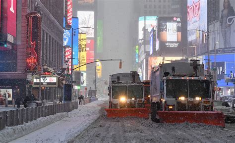 NYC Snow Totals More Than 12 Inches, Could See 20 Inches Total Snowfall - Bloomberg