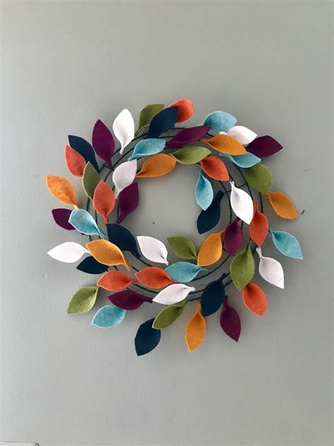 Felt Leaf Wreath for Fall | Felt flowers diy, Easy diy wreaths, Felt ...