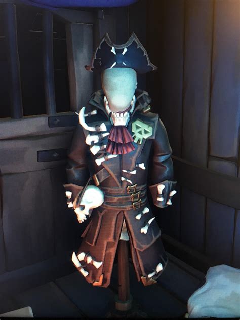 I really wish I could buy this set in the clothing shop : r/Seaofthieves