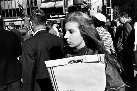 Garry Winogrand’s Women are beautiful – 50 years later