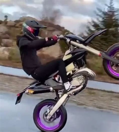 dirt bike wheelie [Video] | Motocicletas de motocross, Stunt bike, Vídeos de motocross