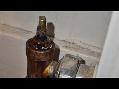 Leaking radiator valve, 1 Minute Fix - YouTube