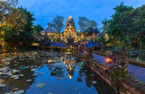 Enchanting Bali: ubud palace entrance fee Ubud palace bali flickr things entrance puri antonia ...