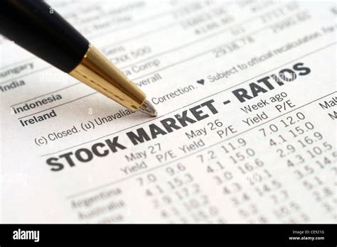 Stock market report Stock Photo - Alamy