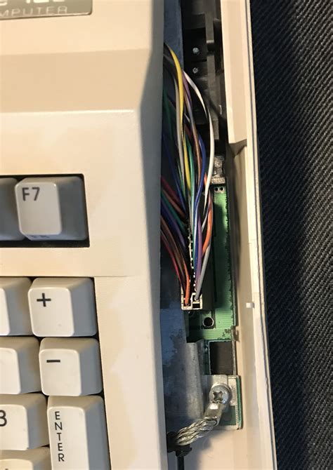 Commodore 128 keyboard connector - Dreamcast.nu