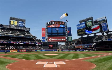 Ranking MLB stadiums via @AOLLifestyle Read more: http://www.aol.com ...