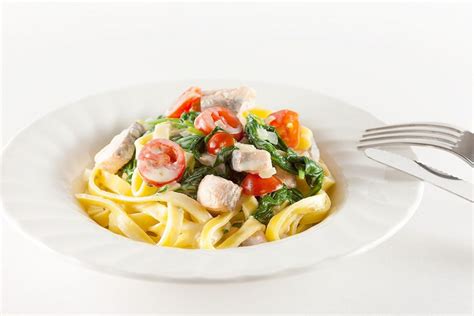 Creamy salmon and spinach tagliatelle - ohmydish.com