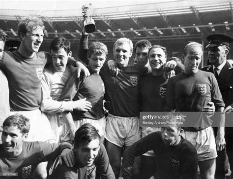 Bobby Moore , Sir Geoff Hurst & Martin Peters Signed England World Cup Final 1966 Picture ...