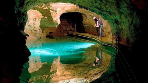 Blue Mountains & Jenolan Caves Day Tour by Grey Line