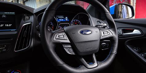 Ford Focus RS Interior & Infotainment | carwow