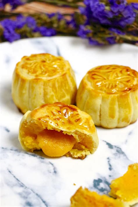 RECIPE: Baked Molten Salted Egg Yolk Lava Mooncakes Worthy of that #Fo ...