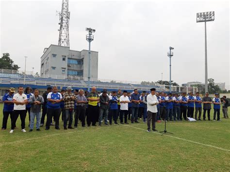 Legenda Pemain Persib Gelar Salat Gaib Korban Tragedi Stadion Kanjuruhan - JPNN.com Jabar