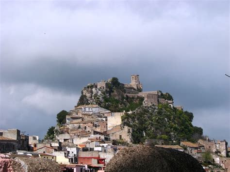 Castelvetrano (Sicilian: Castedduvitranu) is a town and comune in the ...