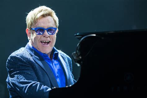 Elton John plays piano for London commuters - CBS News