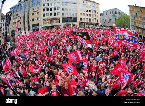 Hundresd of FC Bayern Munich fans celebrate outside of city hall in ...