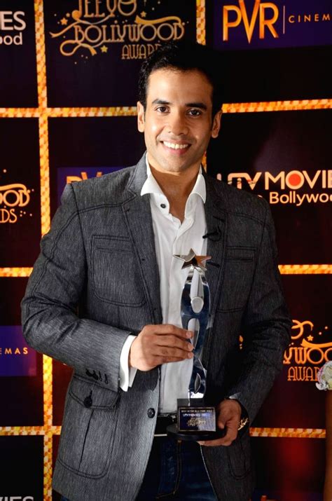 Tushar Kapoor wins Best Actor in a comic role at the 1st Jeeyo Bollywood Awards