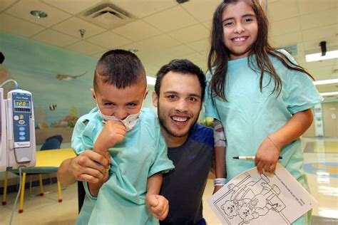 Chavez vs Lee Photos: Julio Cesar Chavez Jr Visits Children's Hospital in El Paso - Bad Left Hook