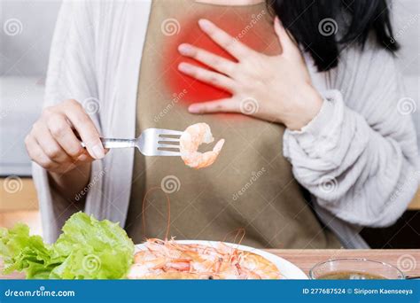 Woman Having Difficulty Breathing after Eating Shrimp ,symptoms of ...