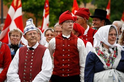 Gruppen af Danske folkedansere i deres farverige gamle kjoler ...